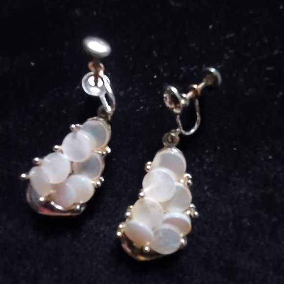 Vintage Mother of Pearl screwback earrings - Picture 6 of 6